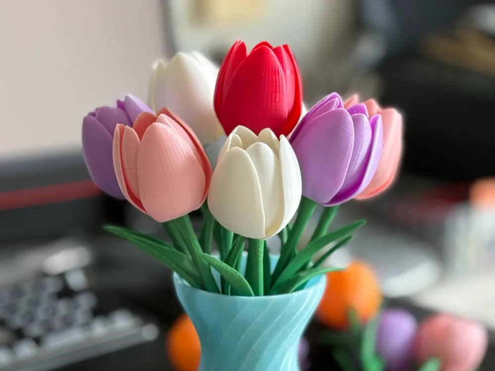 Тюльпан со стеблем и листьями декоративный